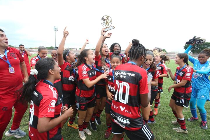 Meninas da Gávea levantam o troféu da Copa Rio Sub-17