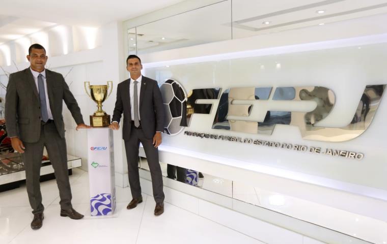 Árbitros com escudo FIFA ficarão concentrados para a final