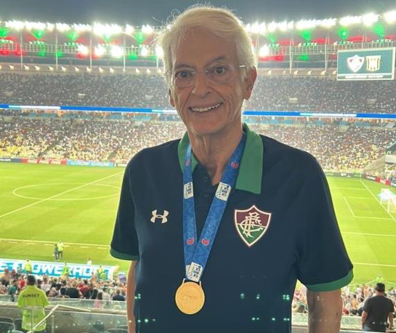 Celso Barros recebe a medalha pelo Bi Carioca do Flu
