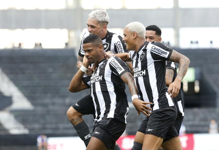 Botafogo bate o Bangu e dorme na liderança