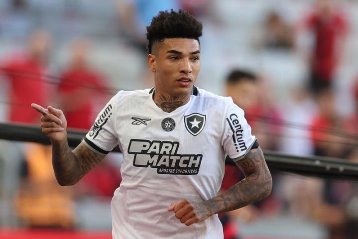 Botafogo quebra tabu e segue isolado na liderança