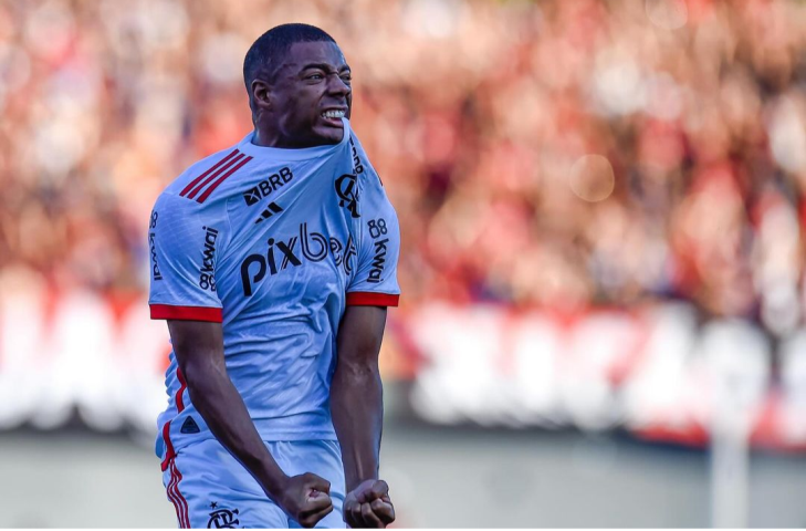 Fla marca nos acréscimos e vence no Serra Dourada