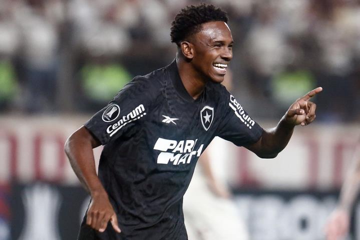 Jeffinho marca e classifica o Botafogo