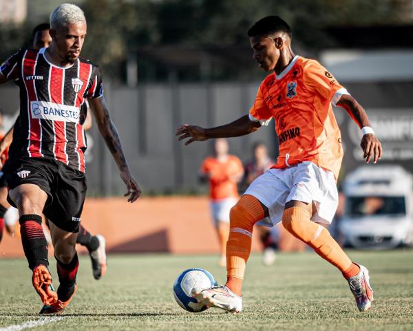 Nova Iguaçu goleia e assume a ponta