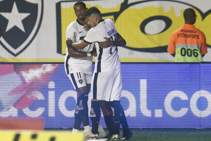 Botafogo vence e volta a liderar o Brasileiro