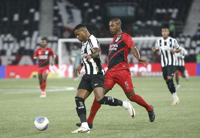 Botafogo busca empate no fim e segue líder