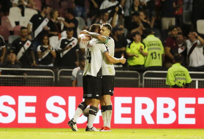Vasco goleia com gols dos "Crias" e olé na Colina