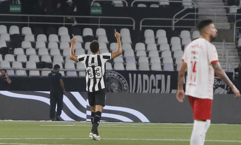 Botafogo vira sobre o Bragantino-SP e cola no líder