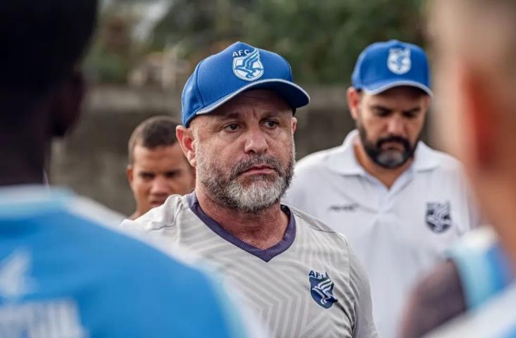 Artsul apresenta seu novo treinador