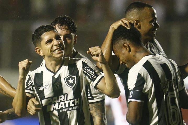 Triunfo em Salvador rende liderança ao Botafogo