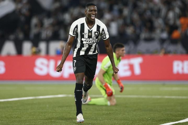 Botafogo ganha novamente e segue na liderança isolado