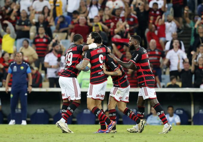 Flamengo empata no Maracanã, mas segue líder