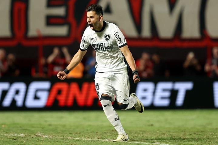 Botafogo goleia e reassume a liderança