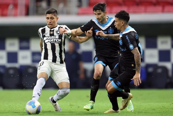 Botafogo empata mas segue na ponta do Brasileirão