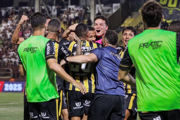 Com gol de bicicleta, Voltaço bate o Flu no Raulino