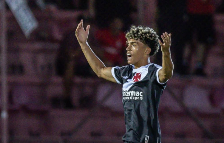 Meninos da Colina goleiam e seguem vivos na Copinha