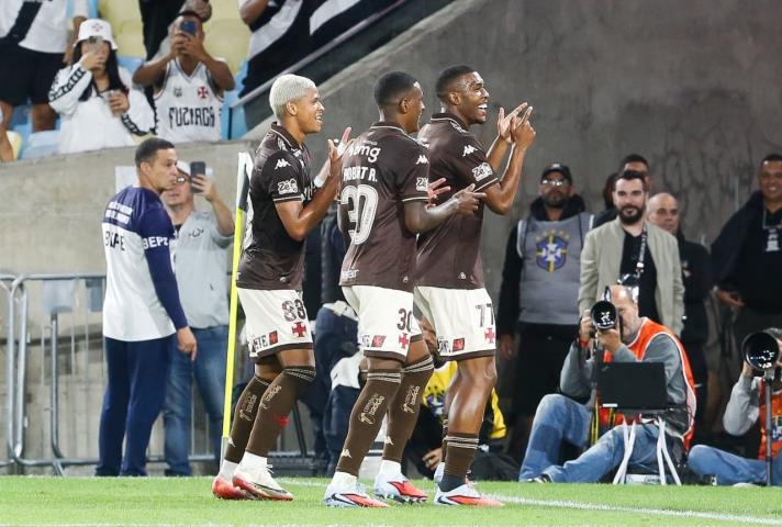 Vasco vence clássico e segue subindo no Brasileiro