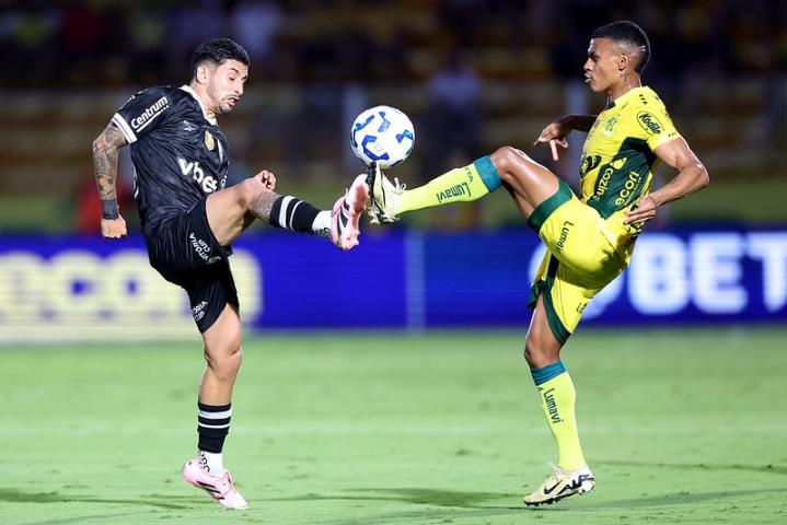 Botafogo empata e volta para o G6 do Brasileirão