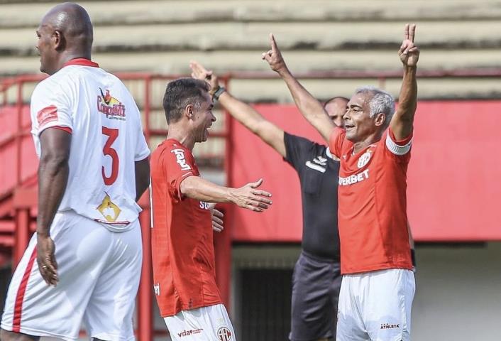 Romário marca e Mecão goleia na estreia do Carioca Master