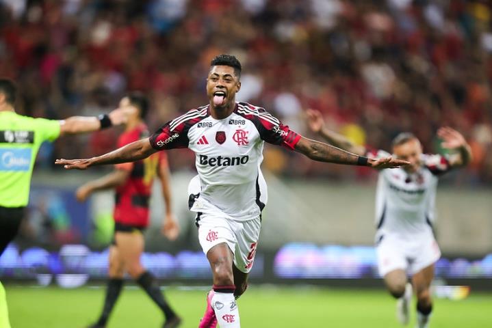 Fla presenteia a torcida com goleada e liderança do Brasileirão