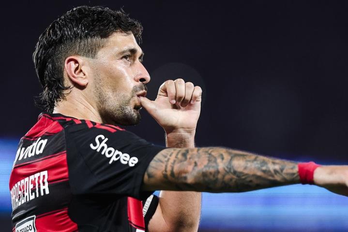 Fla goleia e chega perto do título brasileiro