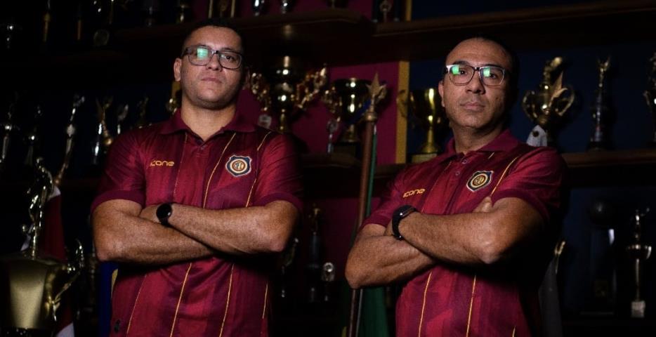 Felipe Surian e seu auxiliar se apresentam na Rua Conselheiro Galvão