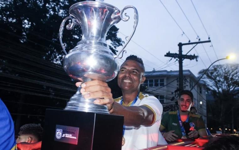 Serrano desfila com o troféu da Série B1 em Petrópolis