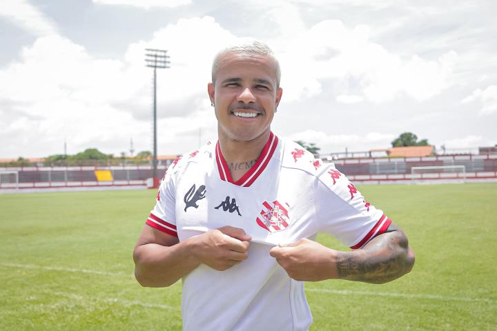 Bangu apresenta seu primeiro reforço para o Carioca