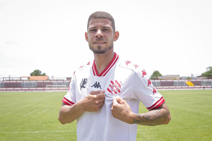 Bangu apresenta mais um reforço