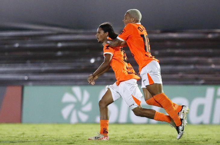 Nova Iguaçu cola nos líderes ao bater a Lusa