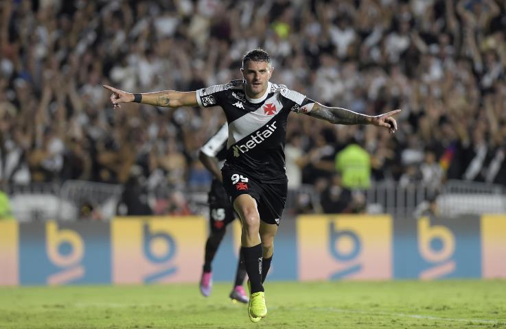 Vegetti brilha e Vasco vira sobre o Santos
