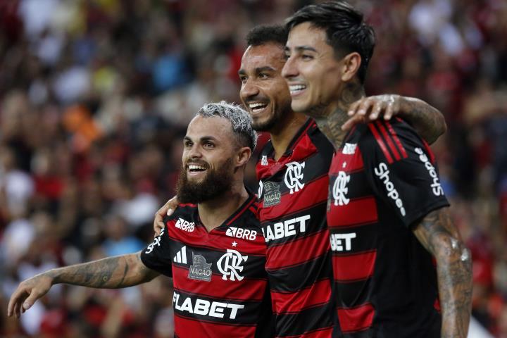 Fla aplica maior goleada do Brasileirão e segue líder