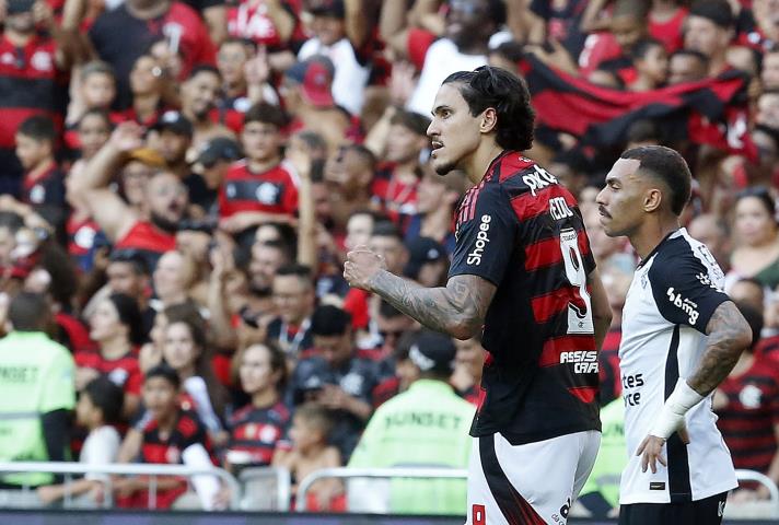 Flamengo goleia o Corinthians no Maracanã