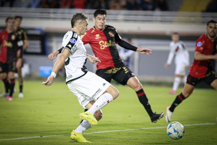 Gigante fica no empate na altitude peruana