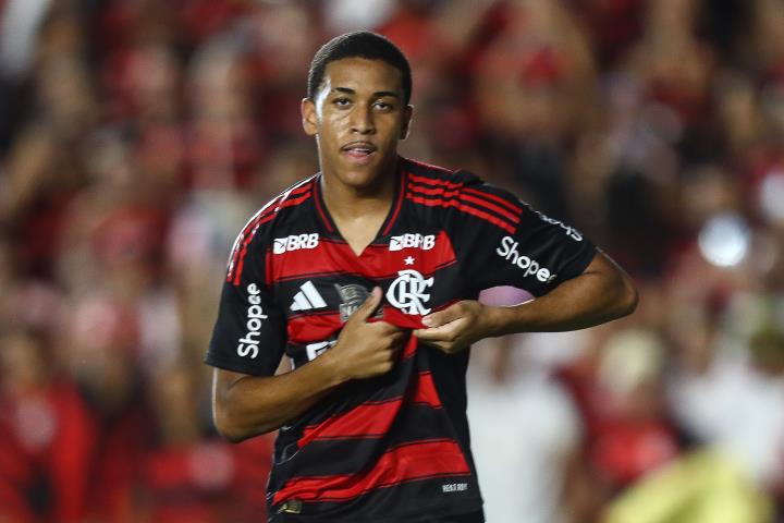 Joshua estreia e dá vantagem ao Flamengo