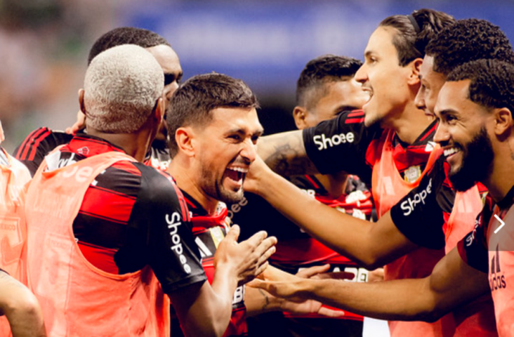 Fla derrota o Palmeiras e cola no líder