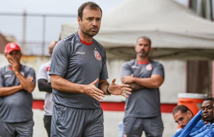 America apresenta seu novo treinador