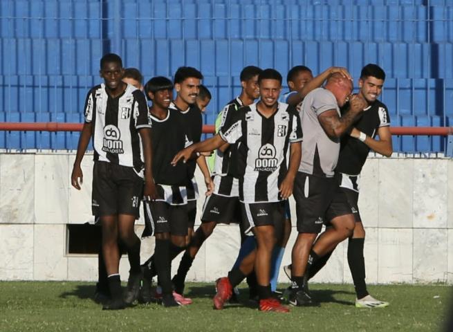 Quatro equipes saem na frente na estreia da Copa Rio