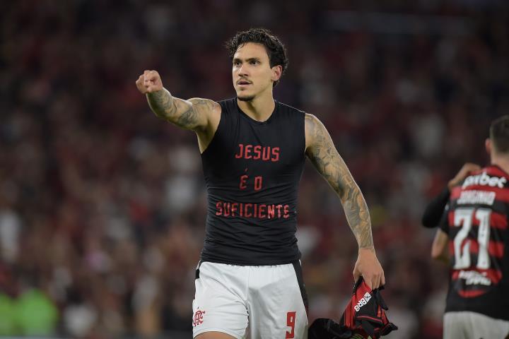 Pedro desencanta e Flamengo vence clássico