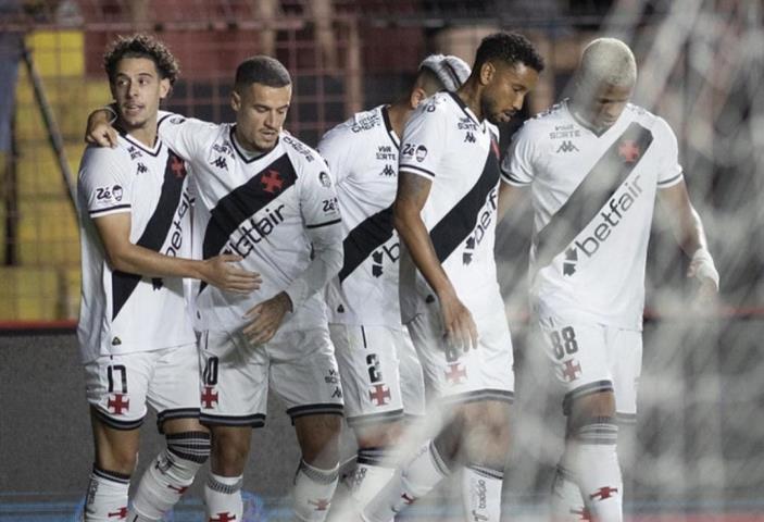 Vasco vence no Recife e respira no Brasileiro