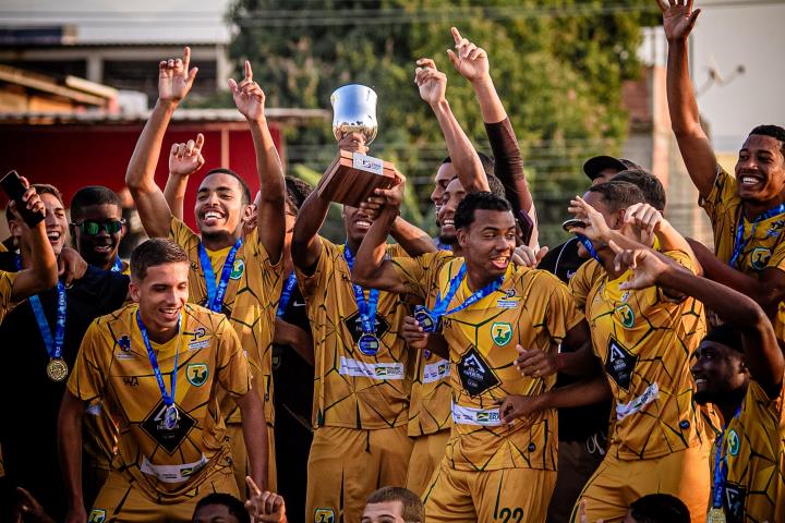 Meninos do 7 de Abril recebem a Taça Maracanã Sub-20