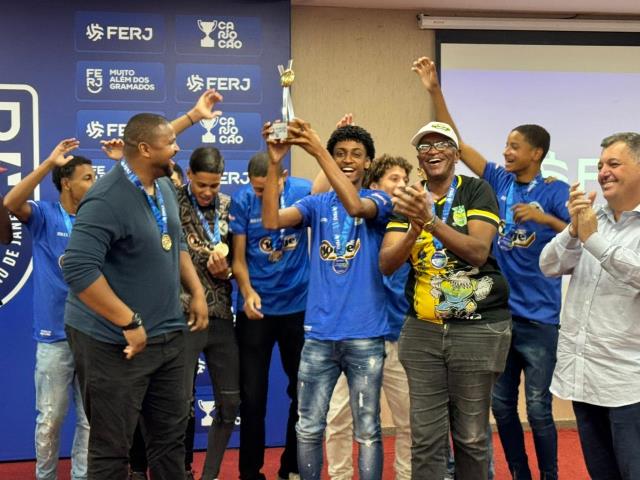 Mamaô recebe a premiação de campeão do Amador da Capital Sub-17
