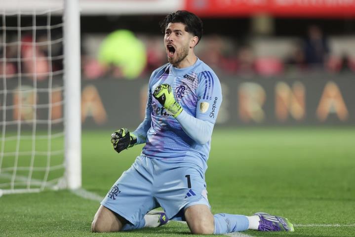 Rossi brilha nos pênaltis e classifica o Fla na Libertadores