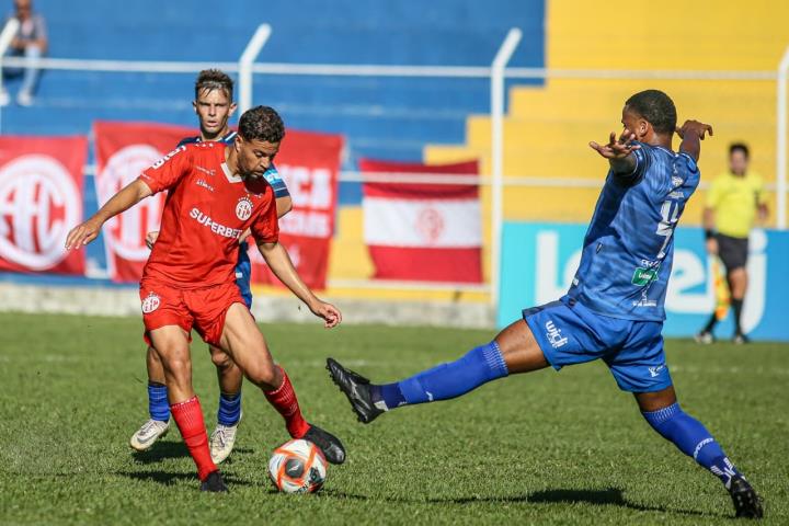 Araruama e America ficam iguais no primeiro jogo da semifinal