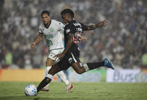 Tudo igual entre Vasco e Chape em São Januário