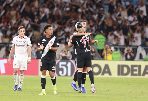 Vasco vira clássico e segue subindo no Brasileirão
