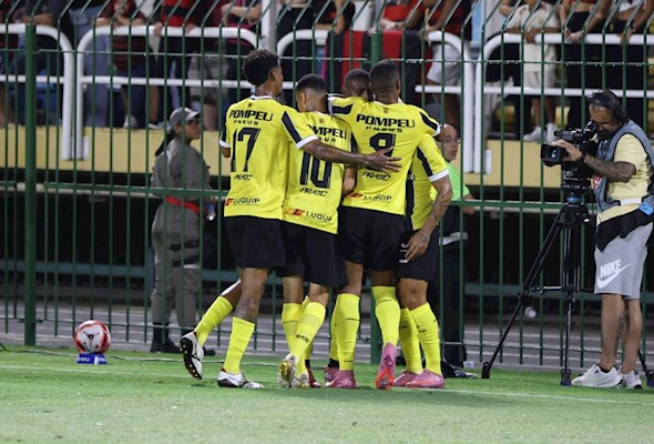 Voltaço goleia o Fla e assume a ponta isolada do Cariocão Superbet